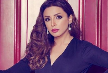 إطلالة خاطفة للأنظار: الفنانة أنغام تتألق بفستان مضيء يشبه ظاهرة الأورورا